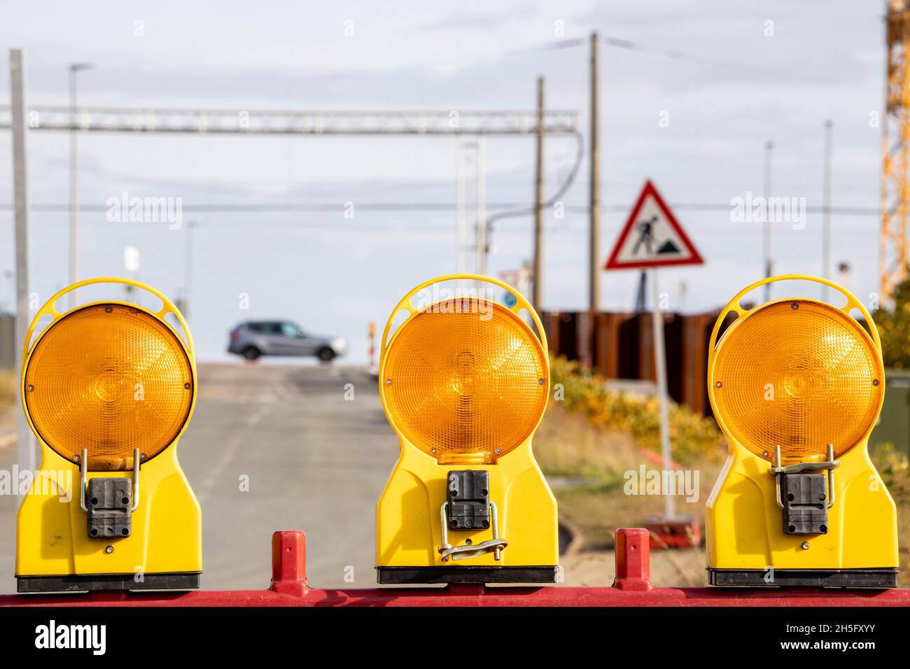 Barrière de route avec lampes jaunes, fermeture de route, lampes, Duisburg, Allemagne Banque D'Images