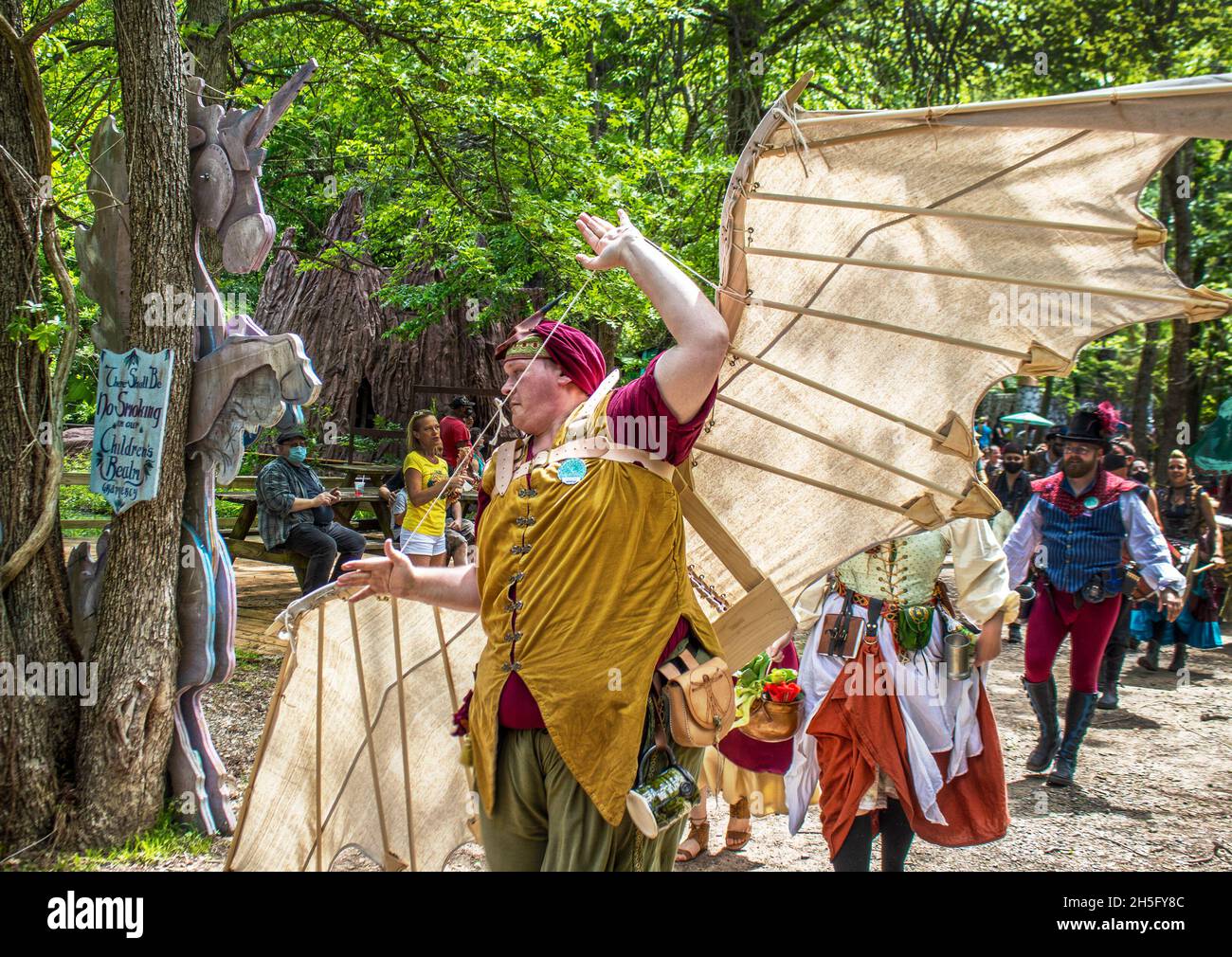 05 08 2021 Muskogee USA Homme habillé comme Leonardo DiVinci avec son cerf-volant il a développé quand il étudiait les ailes d'oiseau et le vol.j Banque D'Images 05 08 2021 Muskogee USA Homme habillé comme Leonardo DiVinci avec son cerf-volant il a développé quand il étudiait les ailes d'oiseau et le vol.j Banque D'Images