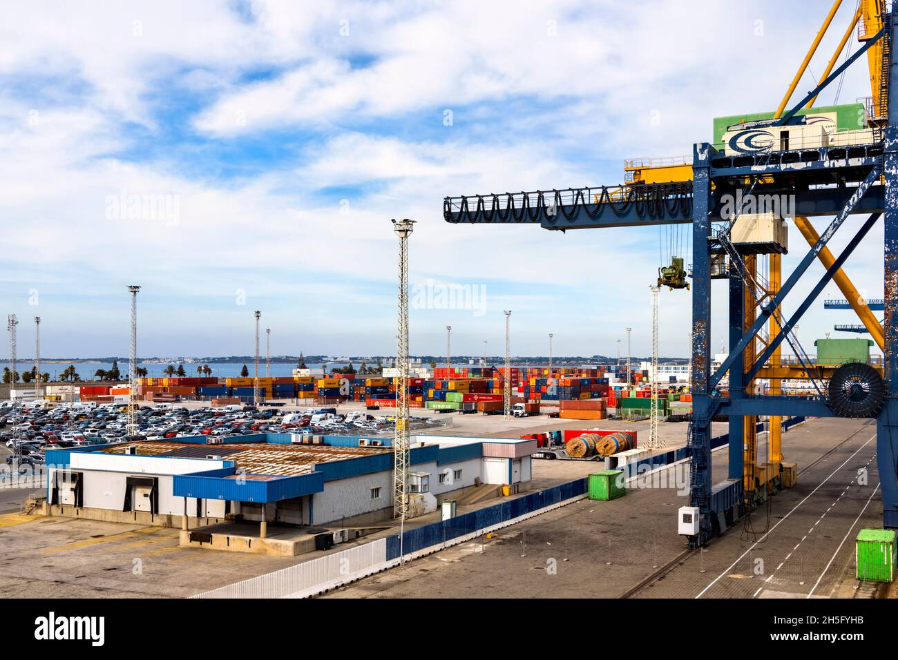 Grandes grues et conteneurs d'expédition Port de Cadix Espagne Banque D'Images