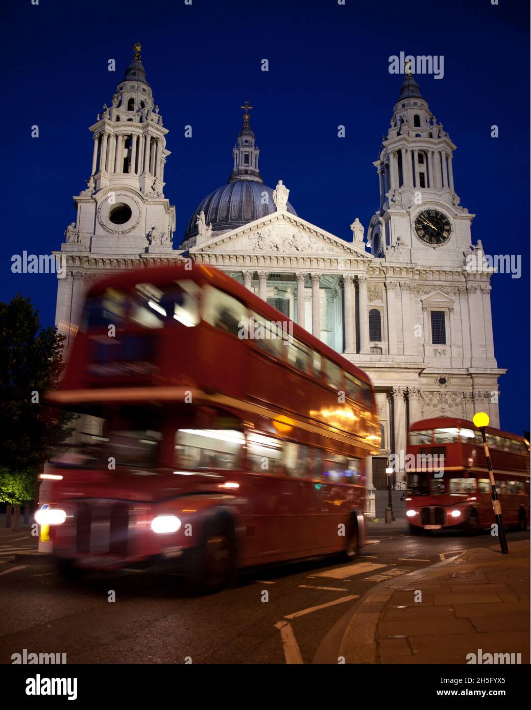 Le bus Routemaster rouge de Londres passe devant le mouvement des transports de la cathédrale St Pauls Banque D'Images