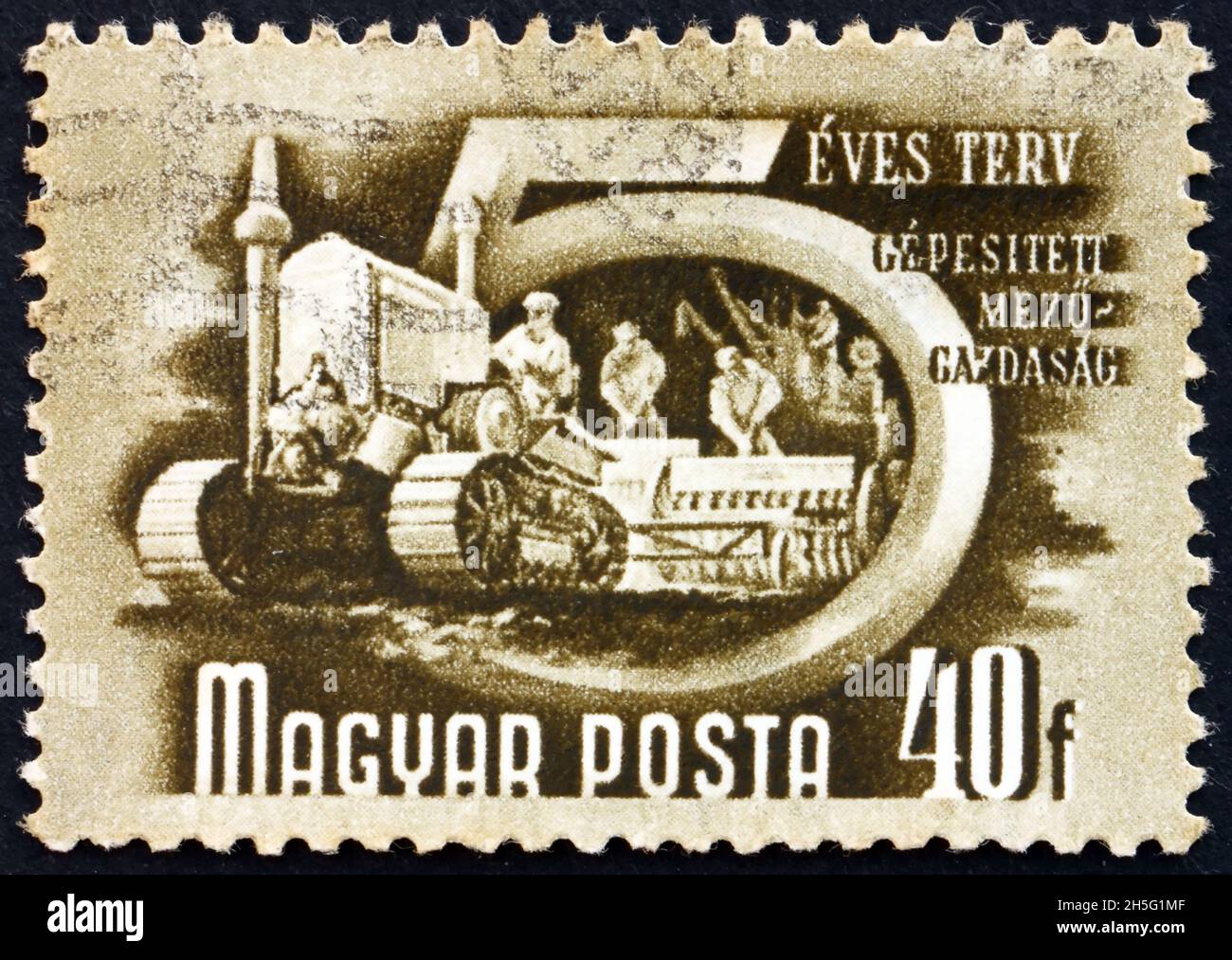 HONGRIE - VERS 1950: Timbre imprimé en Hongrie consacré au plan quinquennal, agriculture mécanisée, vers 1950 Banque D'Images
