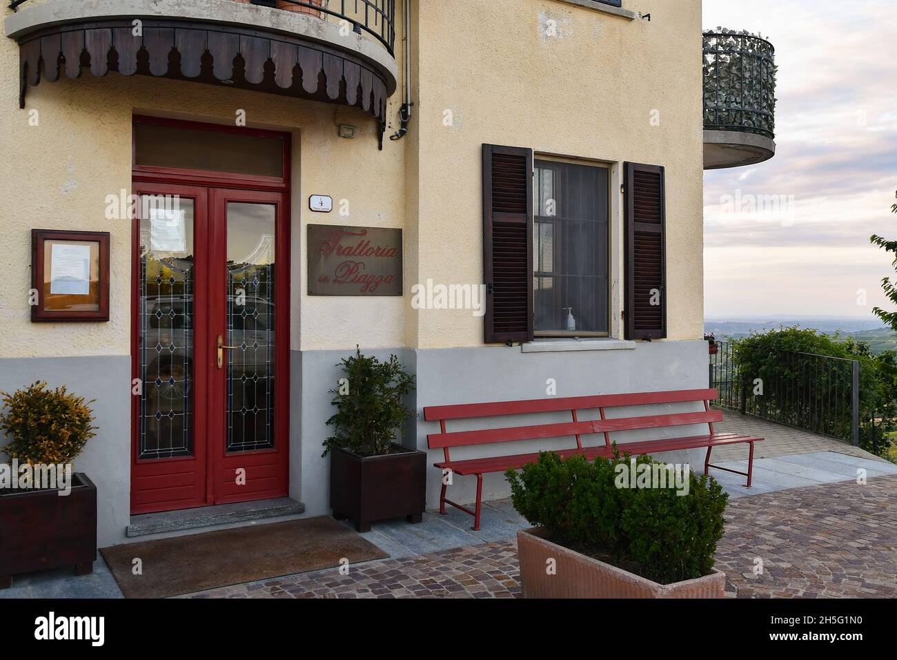 Extérieur d'un restaurant typique servant des plats traditionnels du Piémont dans le petit village de Montelupo Albese, dans la région de Langhe, Cuneo, Italie Banque D'Images Extérieur d'un restaurant typique servant des plats traditionnels du Piémont dans le petit village de Montelupo Albese, dans la région de Langhe, Cuneo, Italie Banque D'Images