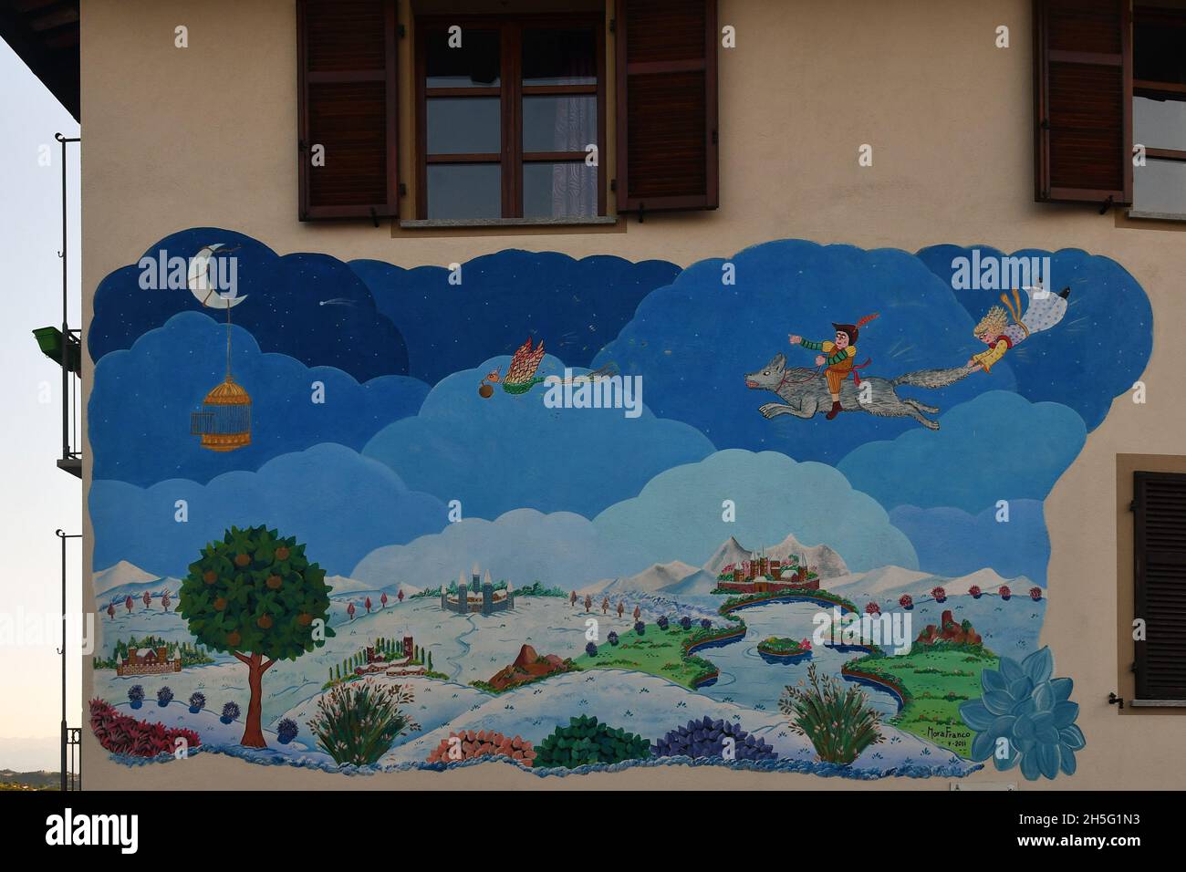 Fresque de rue dédiée au loup sur la façade d'une ancienne maison dans le petit village de Montelupo Albese, région de Langhe (site de l'UNESCO), Piémont, Italie Banque D'Images