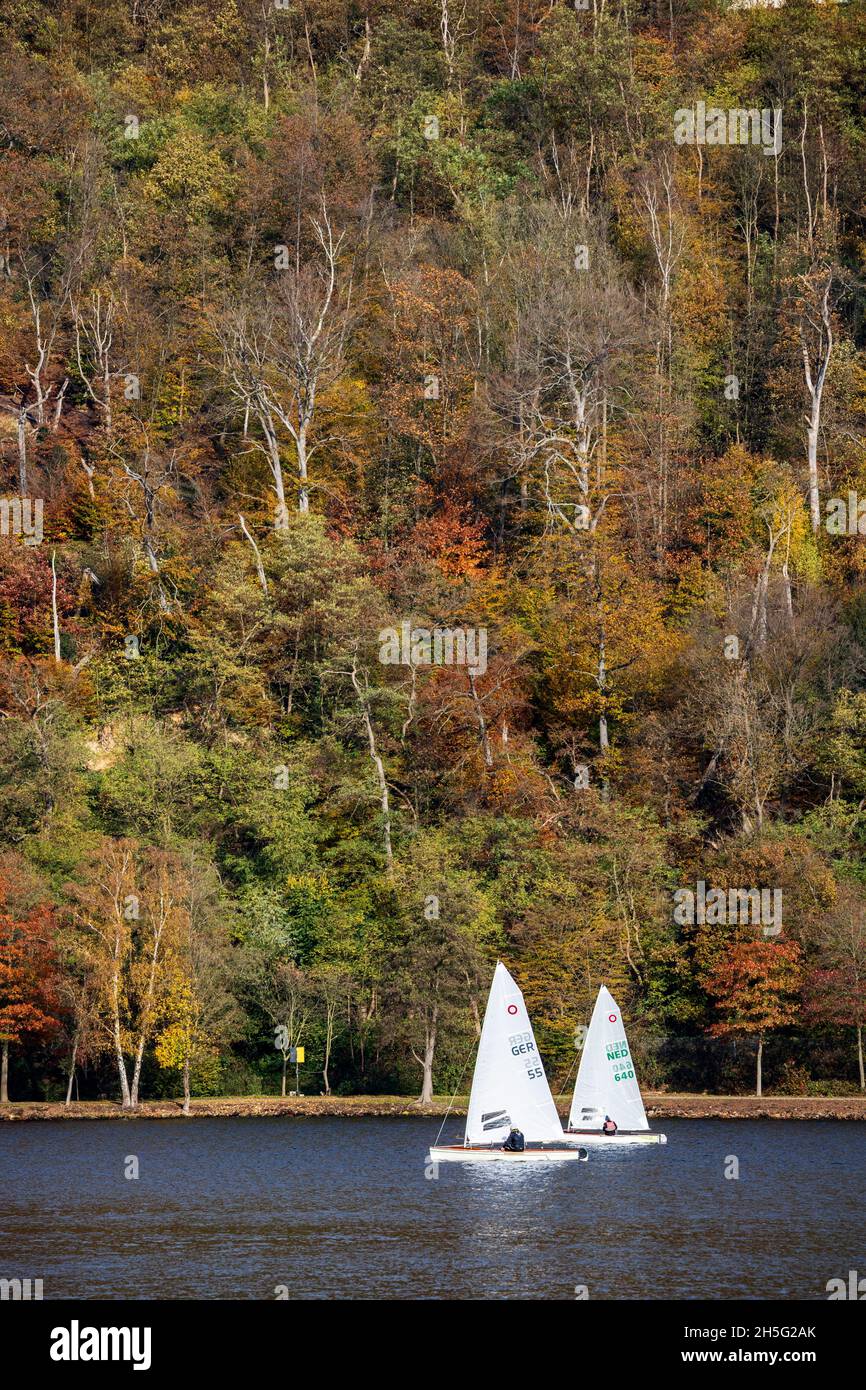 Deux petits voiliers sur le lac Baldeney, Baldeneysee, sur fond de forêt automnale avec feuillage coloré, Essen, Allemagne Banque D'Images