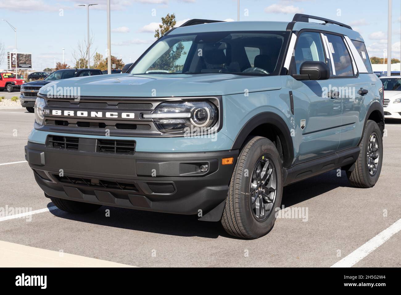 Muncie - Circa novembre 2021 : exposition de Ford Bronco à un concessionnaire.Les Broncos peuvent être commandés dans un modèle de base ou Ford a jusqu'à 200 accessoires pour la rue Banque D'Images