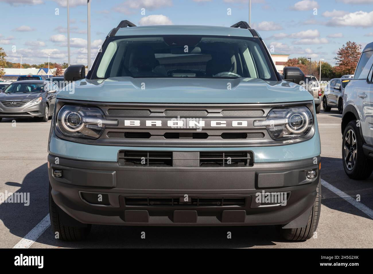 Muncie - Circa novembre 2021 : exposition de Ford Bronco à un concessionnaire.Les Broncos peuvent être commandés dans un modèle de base ou Ford a jusqu'à 200 accessoires pour la rue Banque D'Images