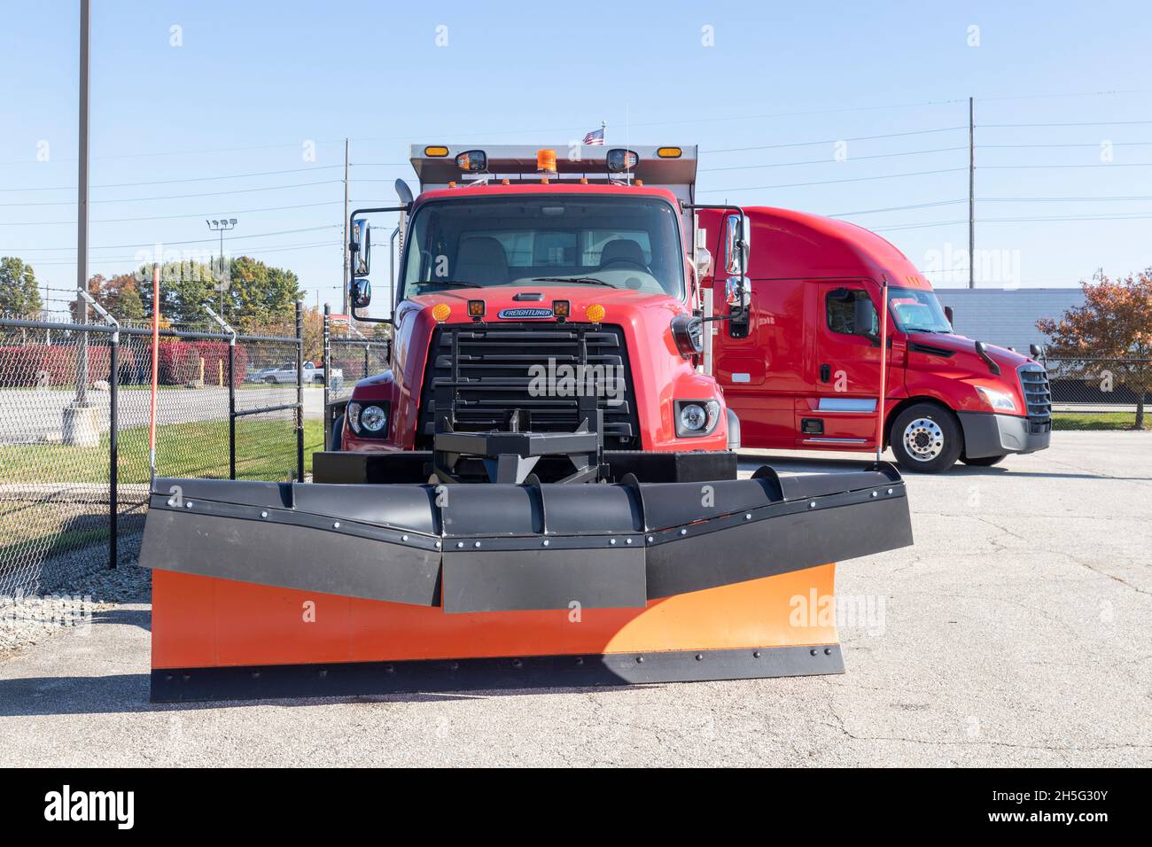 Anderson - Circa novembre 2021: Freightliner Tombereau de chasse professionnelle à usage intensif 108SD et chasse-neige.Freightliner appartient à Daimler Trucks North Amer Banque D'Images