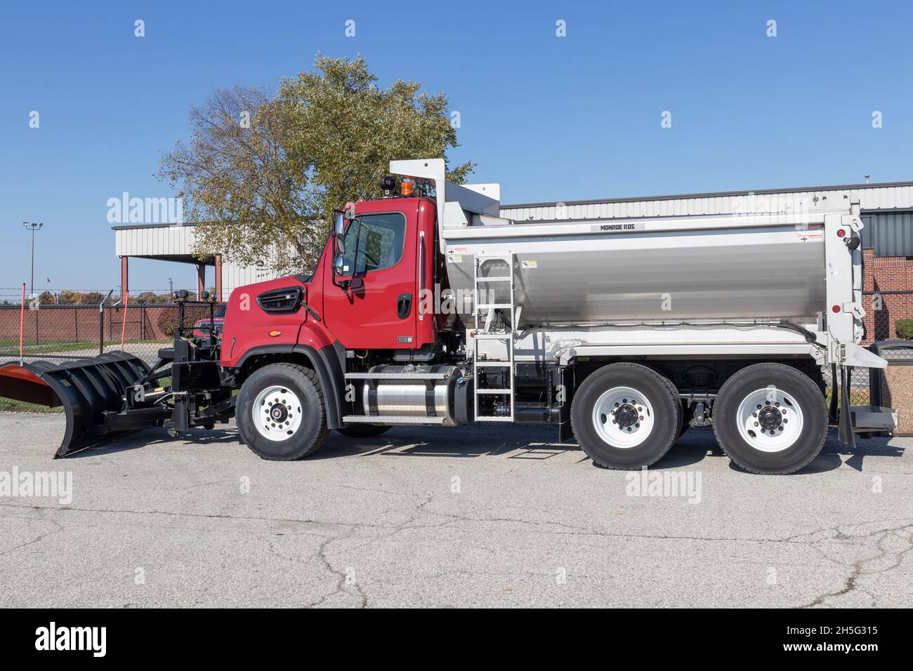 Anderson - Circa novembre 2021: Freightliner Tombereau de chasse professionnelle à usage intensif 108SD et chasse-neige.Freightliner appartient à Daimler Trucks North Amer Banque D'Images