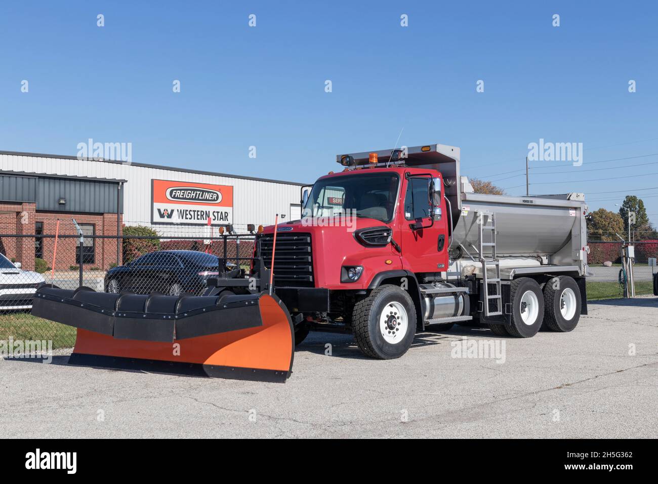 Anderson - Circa novembre 2021: Freightliner Tombereau de chasse professionnelle à usage intensif 108SD et chasse-neige.Freightliner appartient à Daimler Trucks North Amer Banque D'Images