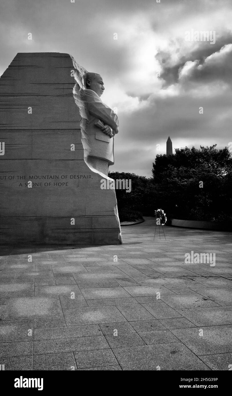 Martin Luther King Memorial, Washington D.C., sculpture complète de MLK avec lumière spectaculaire. Banque D'Images