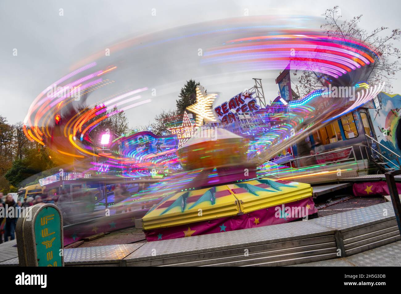 Molln, Allemagne, 06 novembre 2021: Longue exposition d'un joyeux faire le tour sur le marché annuel d'amusement de voyage avant Noël avec des manèges et des stands comme Banque D'Images