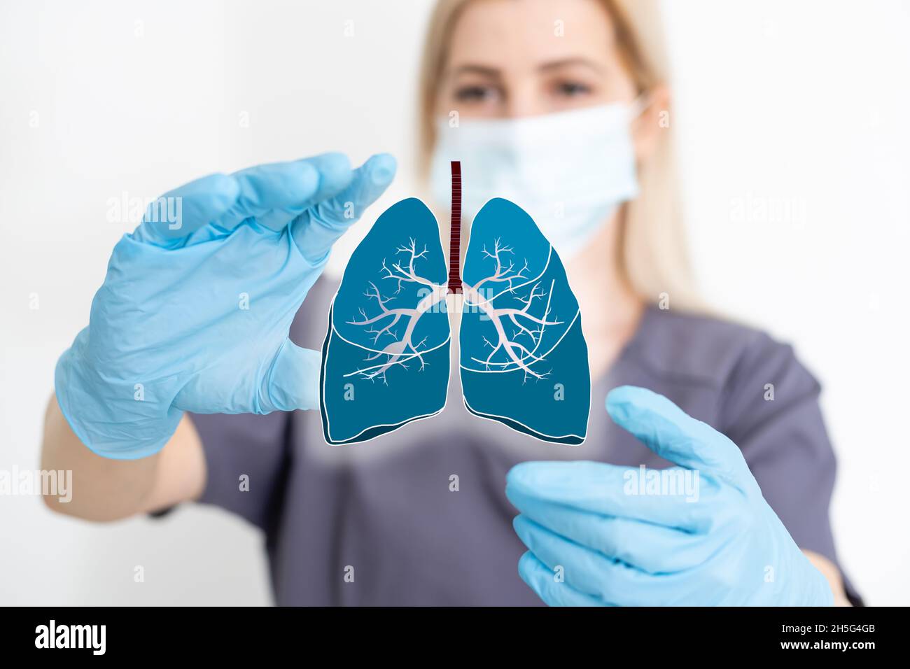 le médecin porte le symbole de l'organe pulmonaire.Sensibilisation au cancer du poumon, à la pneumonie, à l'asthme, à la MPOC, à l'hypertension pulmonaire,journée mondiale sans tabac et air écologique Banque D'Images