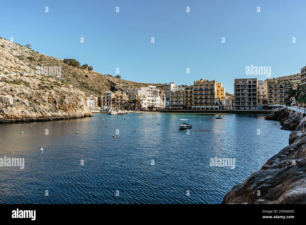 Vue sur Xlendi, village pittoresque dans l'île de Gozo, Malte, entouré de falaises abruptes et de la vallée.la baie de Xlendi est populaire de baignade, de bains de soleil et de plongée Banque D'Images