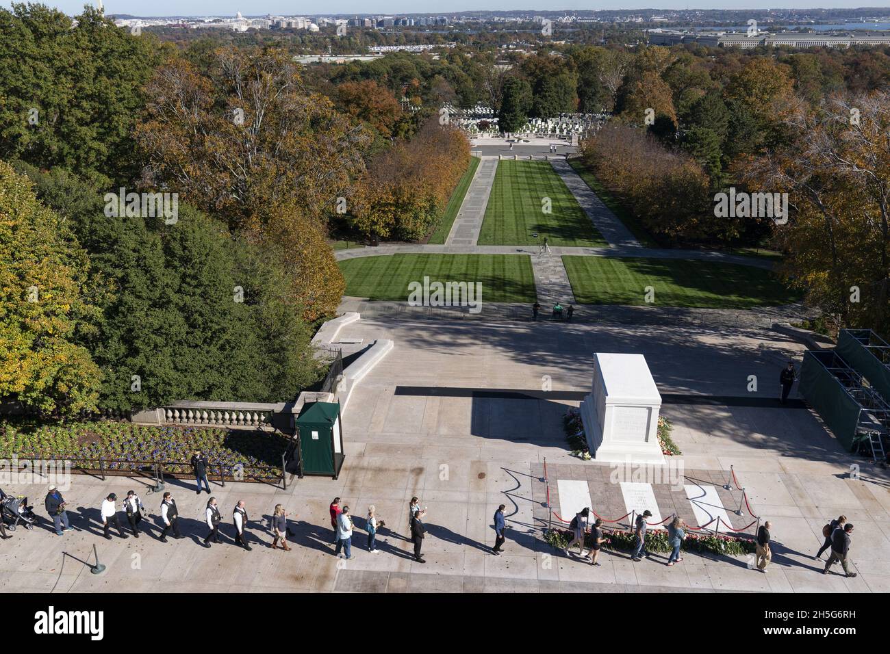 Arlington, États-Unis.09ème novembre 2021.Les gens placent des fleurs lors d'un événement de commémoration du centenaire à la tombe du soldat inconnu, au cimetière national d'Arlington, à Arlington, en Virginie, le 9 novembre 2021.Photo de piscine par Alex Brandon/UPI crédit: UPI/Alay Live News Banque D'Images