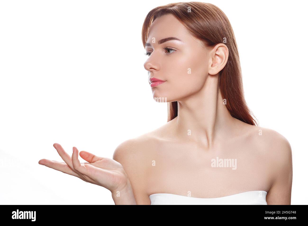 Peau propre et fraîche, portrait de fille sur fond blanc isolé, gestes de main, représente l'innocence et la pureté, soins de la peau, cosmétologie et spa, jeunesse Banque D'Images