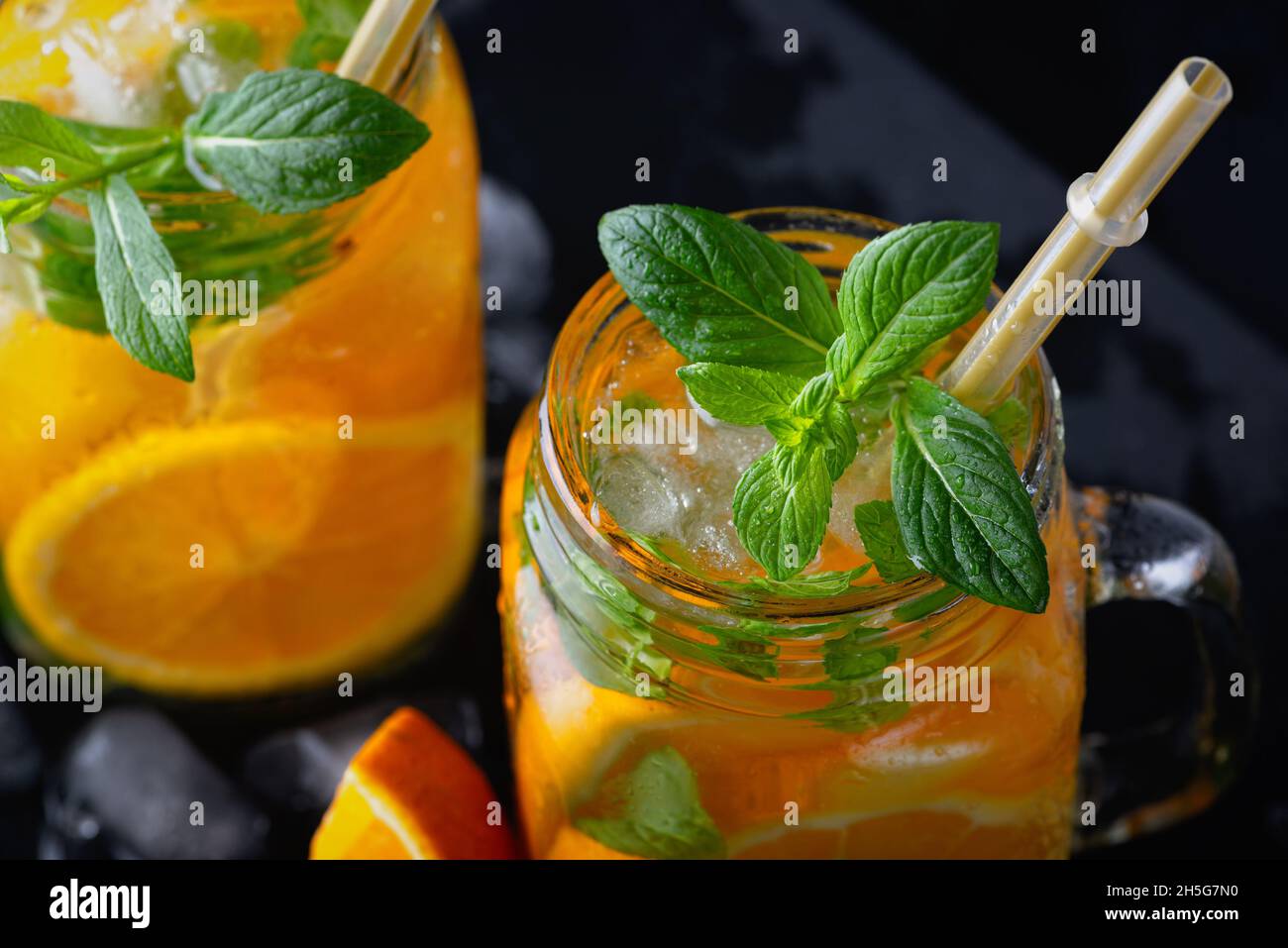 Limonade d'orange d'été froide avec menthe et glace dans un verre Banque D'Images