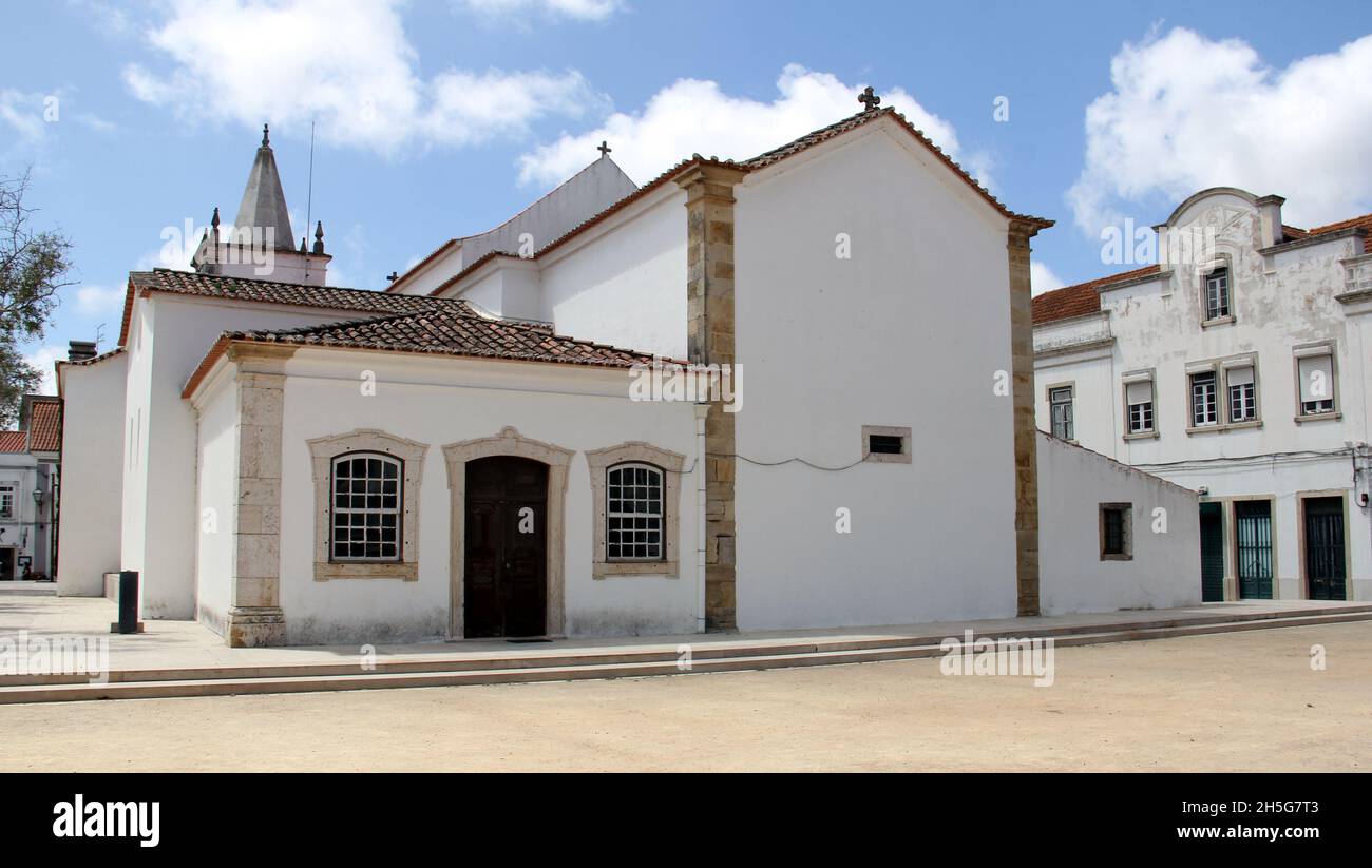 Église Saint-Pierre médiévale et Renaissance, façade arrière sur la place Wellington, Torres Vedras, Portugal Banque D'Images