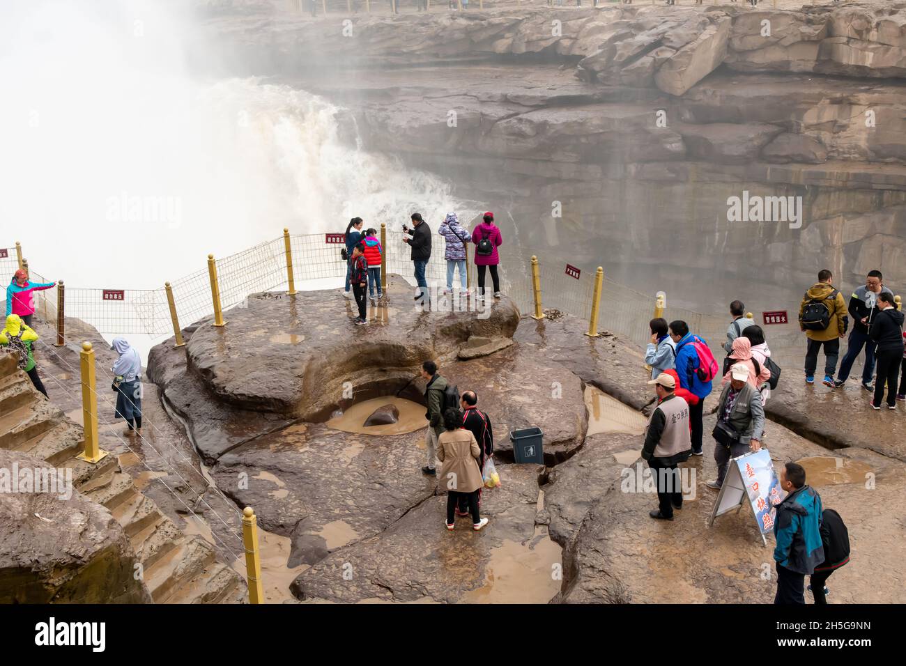 La cascade de Hukou dans la province de Shaanxi est la plus grande cascade jaune au monde Banque D'Images