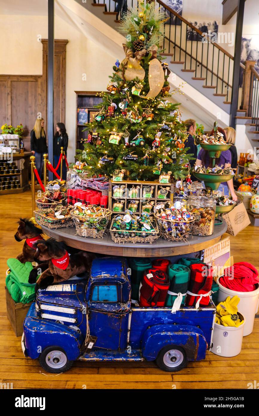 Arbre à thème de ferme avec jouet vintage camion et animaux décorations de Noël avec des escaliers et des gens dans Pioneer Woman Mercantile 11-2-2018 Pawiska USA Banque D'Images