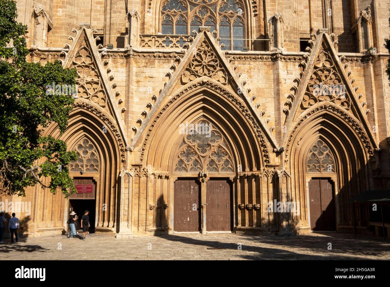 La mosquée de Lala Mustafa Pasha, connue à l'origine comme la cathédrale Saint-Nicolas qui est située sur la place Namik Kemal, Famagusta, dans le nord de Chypre. Banque D'Images