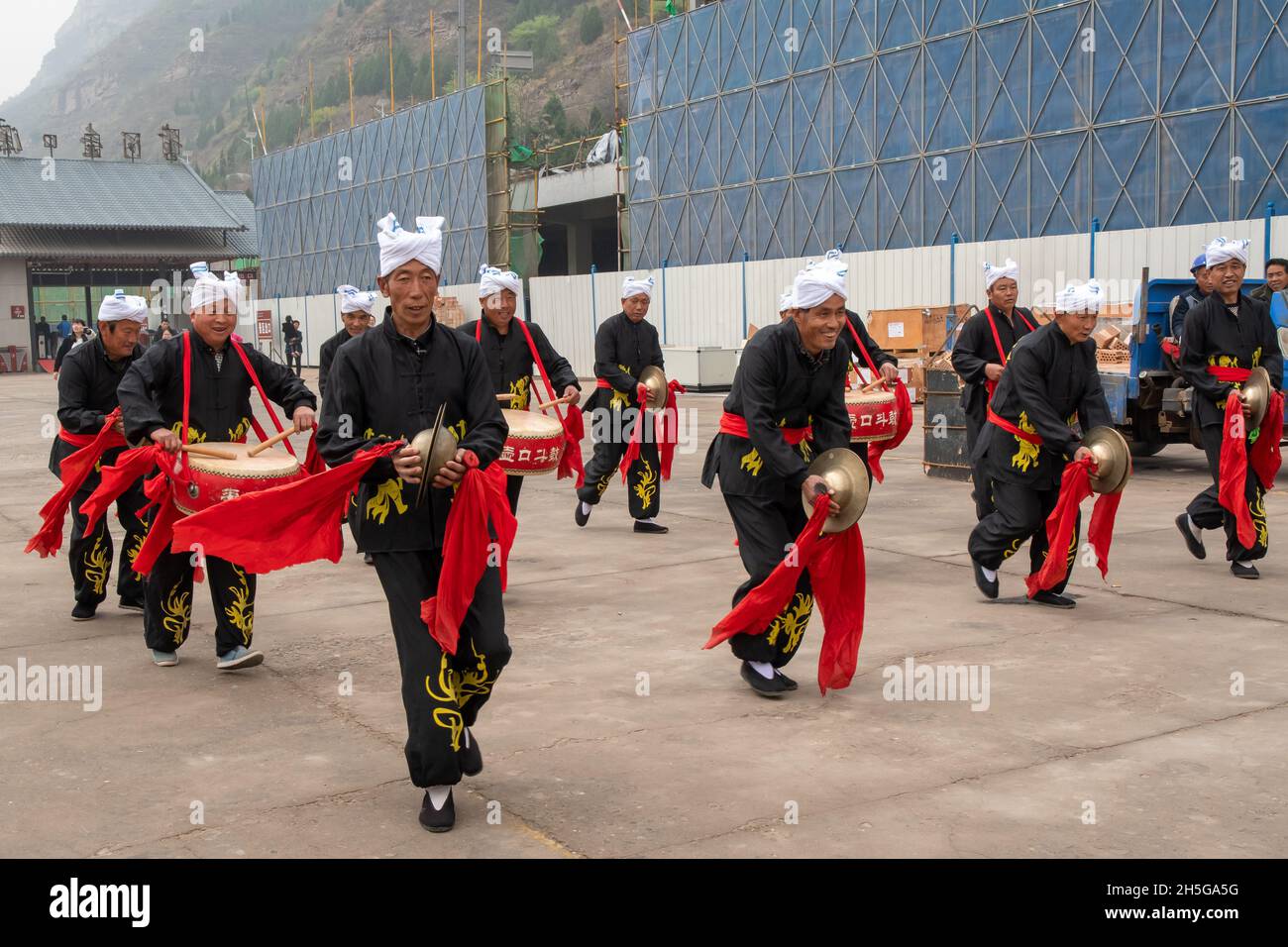 Des batteurs chinois se divertissent à la cascade de hukou dans la province de Shaanxi, en Chine Banque D'Images