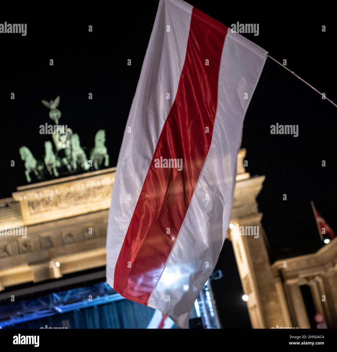 Berlin, Allemagne.09ème novembre 2021.Un drapeau bélarussien vole à un événement à la porte de Brandebourg.Tikhanovskaya, militante des droits civils bélarussienne, est également présente à l'événement avec le chœur Volny.Credit: Paul Zinken/dpa/Alay Live News Banque D'Images