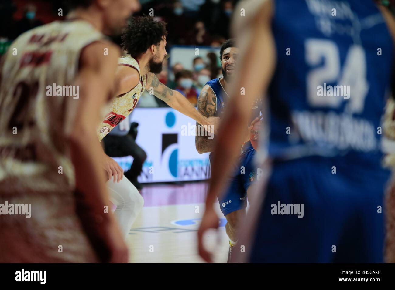 Venise, Italie, 09/11/2021, Palasport Taliercio, Venise,Italie, 09 novembre 2021, Dennis Seeley (Buducnost Voli Podgorica) pendant Umana Reyer Venezia vs Buducnost Voli Podgorica - Championnat de basket-ball Eurocup Banque D'Images