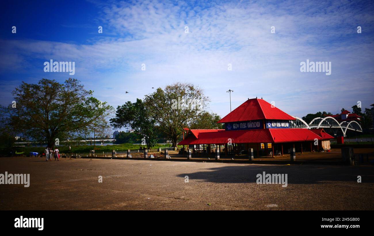 Vue exotique sur le coucher du soleil depuis le pont de l'Arc de l'autre côté de la rivière Periyar Banque D'Images
