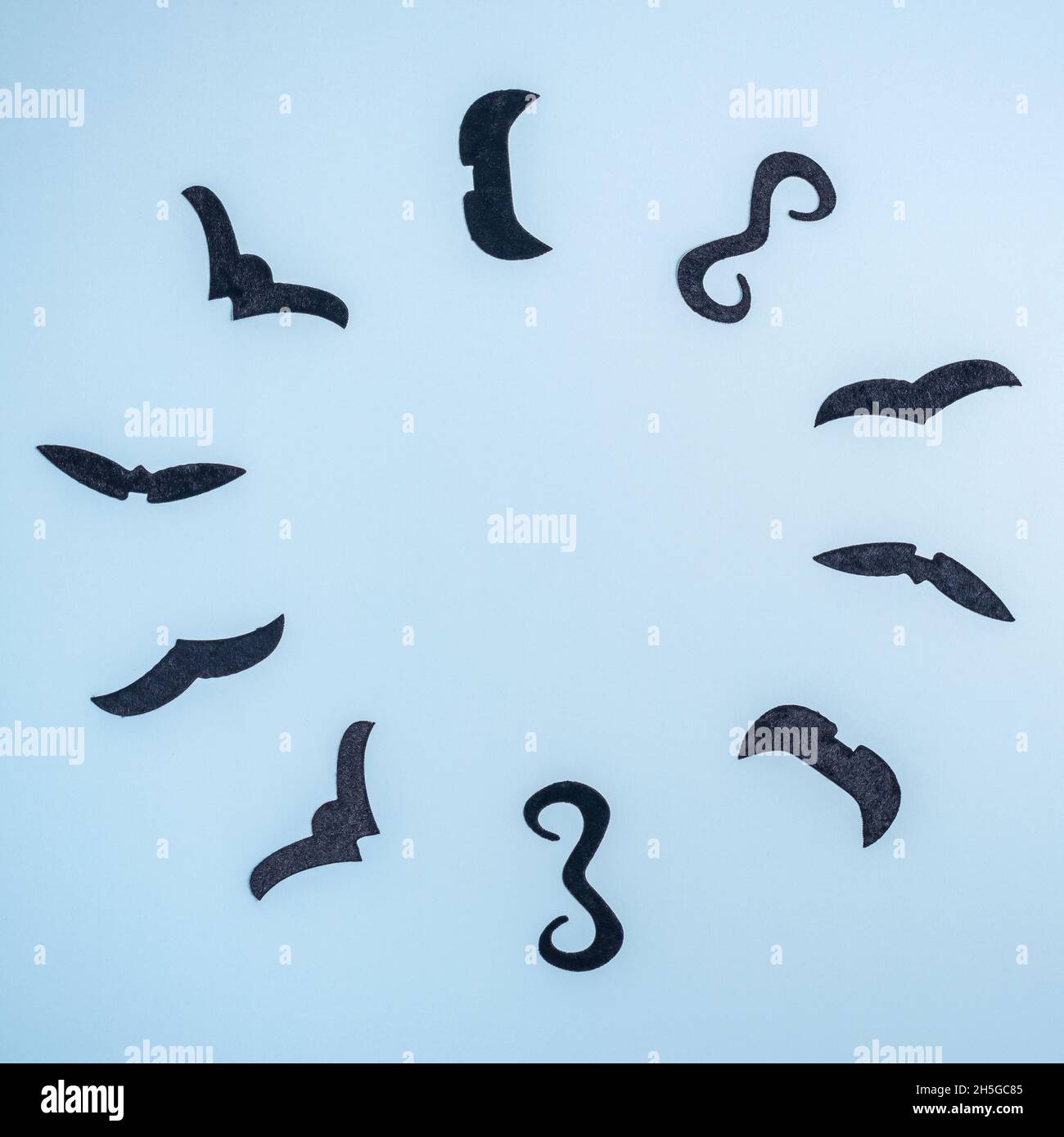 Monture ronde avec moustaches noires stylées sur fond bleu Banque D'Images