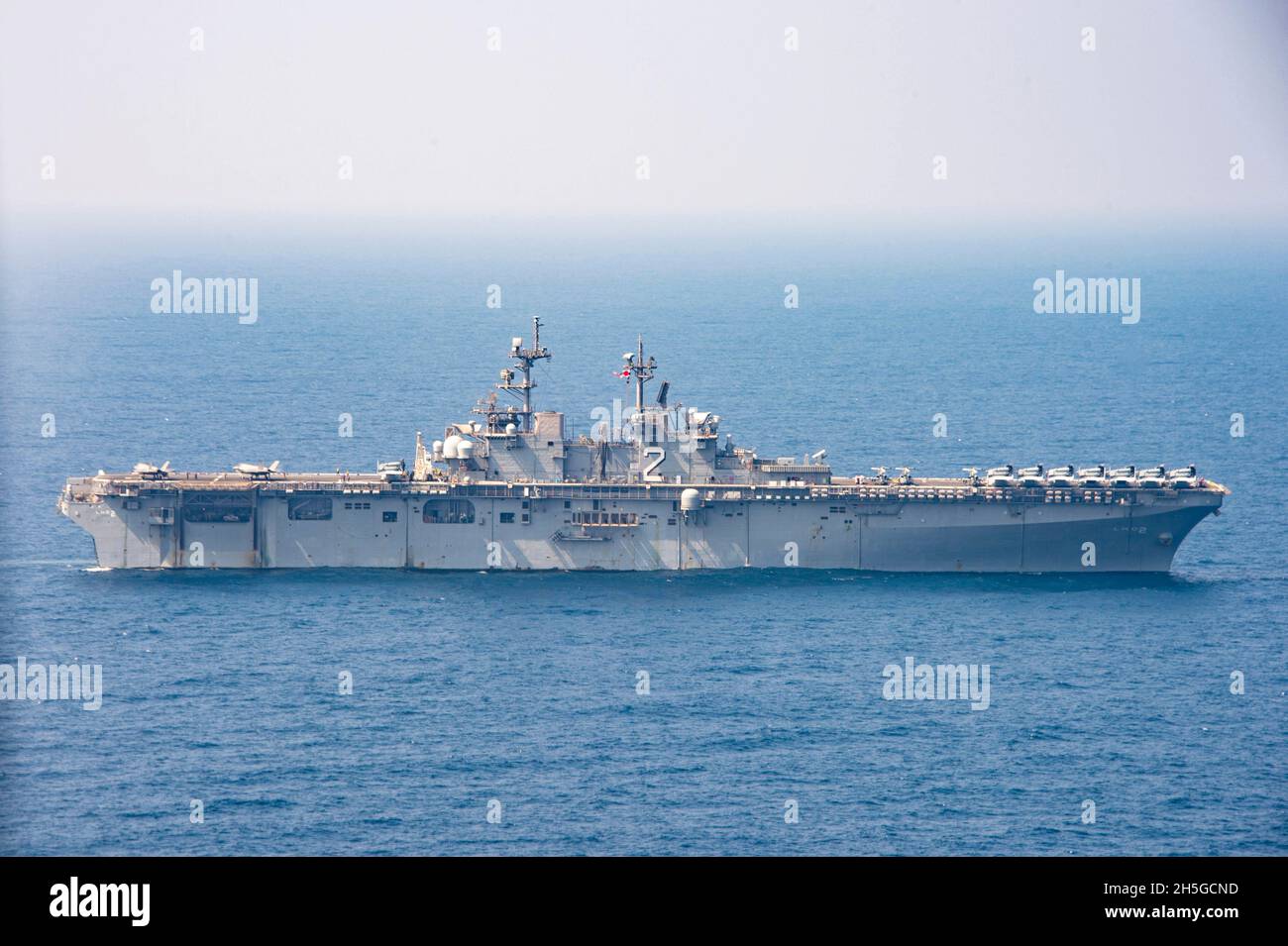 Golfe d'Oman, Oman.08 novembre 2021.Le navire d'assaut amphibie de classe Wasp de la Marine américaine USS Essex pendant les opérations de routine avec la 5e flotte le 8 novembre 2021 dans le golfe d'Oman.Crédit : MC3 Isaak Martinez/États-UnisNavy photo/Alamy Live News Banque D'Images
