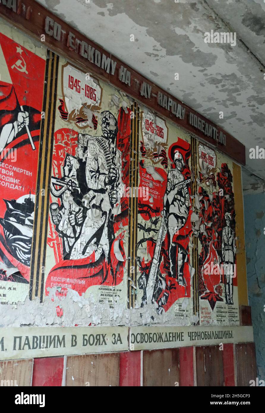 Affiches de propagande soviétique dans les ruines de l'école de Pripyat Banque D'Images