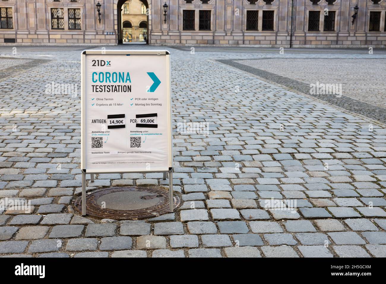 Munich, ALLEMAGNE - 9 novembre 2021 : les tests Corona ne sont plus gratuits en Allemagne.Exposition debout devant un centre de test de corona à Munich (Resid Banque D'Images