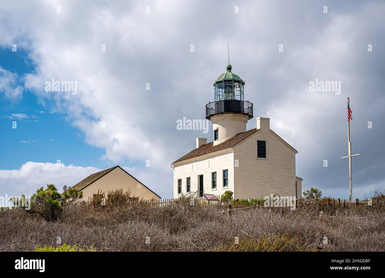 San Diego, Californie, États-Unis - 5 octobre 2021 : Cabrillo National Monument.Gros plan du phare de Old point Loma au sommet d'une colline de végétation verte sous h Banque D'Images