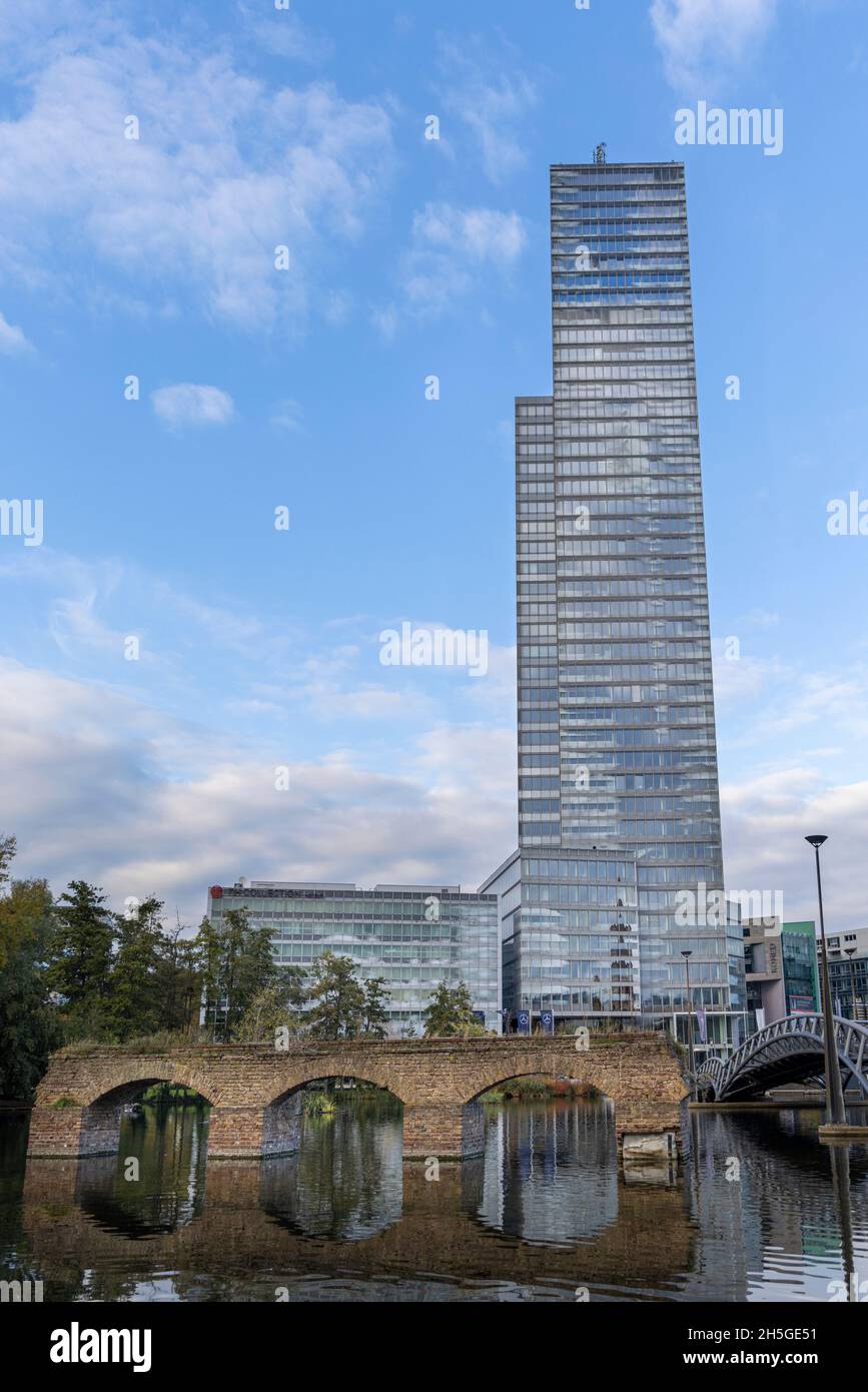 Kölnturm - bâtiment de bureau est un important point de repère du centre-ville de Cologne, Allemagne. Banque D'Images