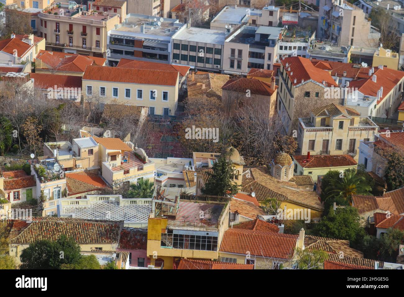 Vue de l'Acropole d'Athènes sur les toits d'Athènes avec leurs toits de tuiles et leurs terrasses sur le toit - certains très gringeux et d'autres très agréables Banque D'Images