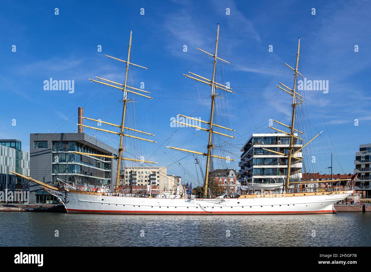 SCHULSCHIFF DEUTSCHLAND, un navire allemand de formation à la voile à grande capacité, maintenu en tant que monument historique et navire de musée dans le port de Bremerhaven Banque D'Images SCHULSCHIFF DEUTSCHLAND, un navire allemand de formation à la voile à grande capacité, maintenu en tant que monument historique et navire de musée dans le port de Bremerhaven Banque D'Images