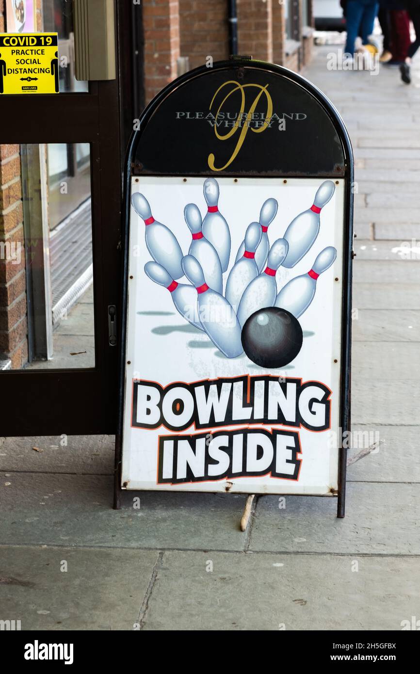 Panneau annonçant la piste de bowling à dix quilles dans l'arcade de divertissement Pleasure Land dans la ville balnéaire de Whitby, dans le North Yorkshire Banque D'Images