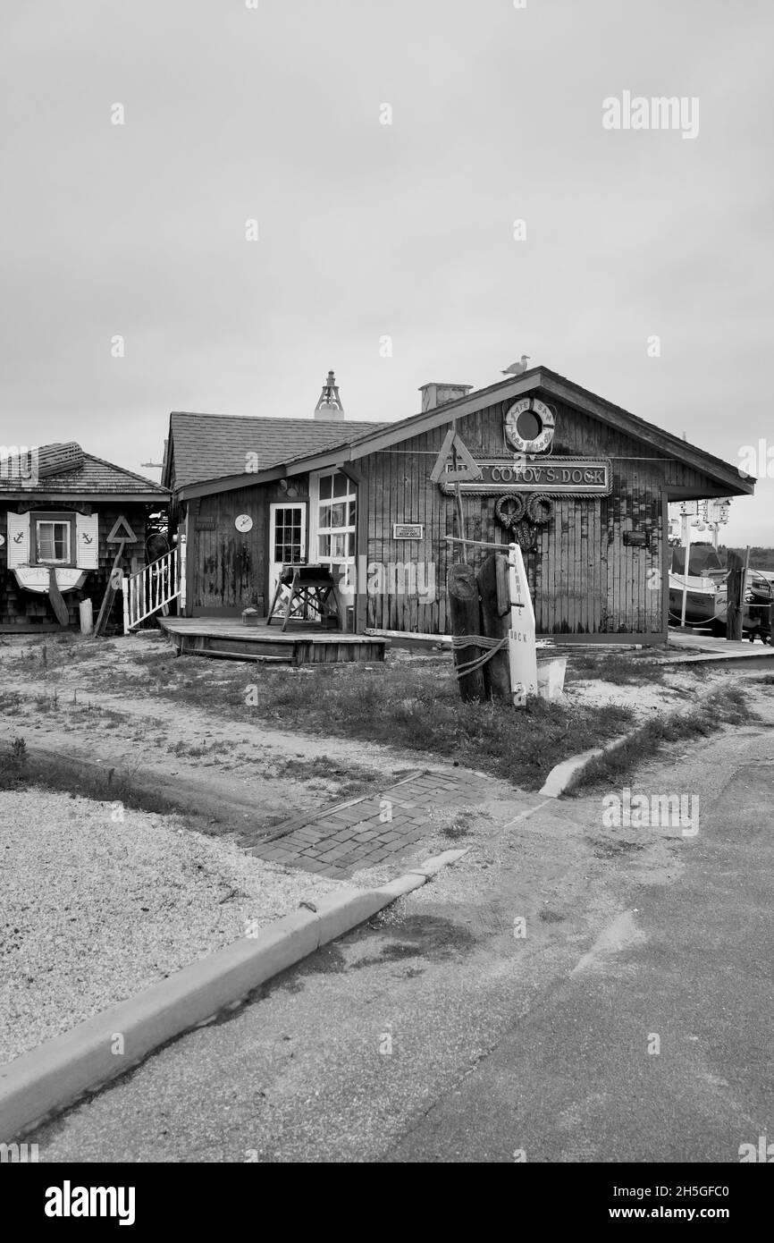 Sam Cotov’s Dock, sur l’île de long Beach, NJ, États-Unis, a traversé un bâtiment du côté de la baie de l’île. Banque D'Images
