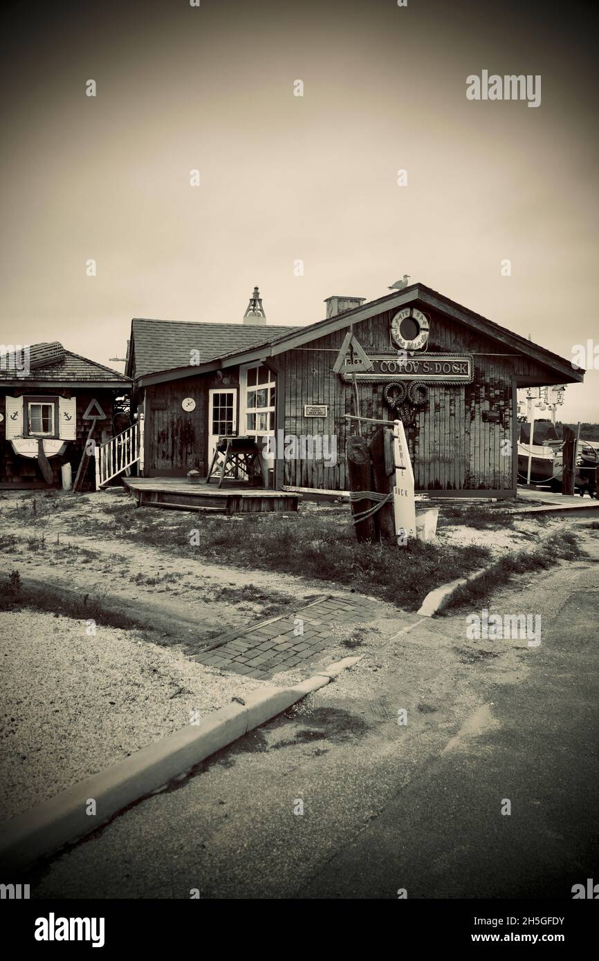 Sam Cotov’s Dock, sur l’île de long Beach, NJ, États-Unis, a traversé un bâtiment du côté de la baie de l’île. Banque D'Images