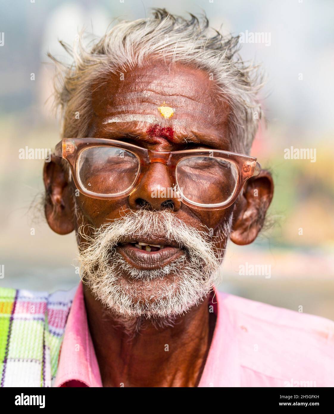 Prêtre du village au festival annuel Pongal dans un village rural à Tamil Nadu, Inde; Tamil Nadu, Inde Banque D'Images