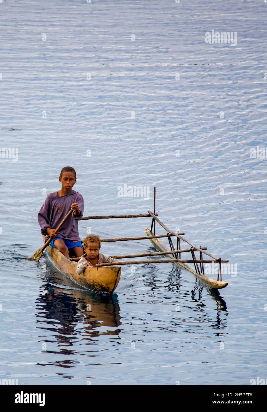 Garçons en canoë-kayak sur la baie SEWA dans le détroit de Chine en  Papouasie-Nouvelle-Guinée Photo Stock - Alamy