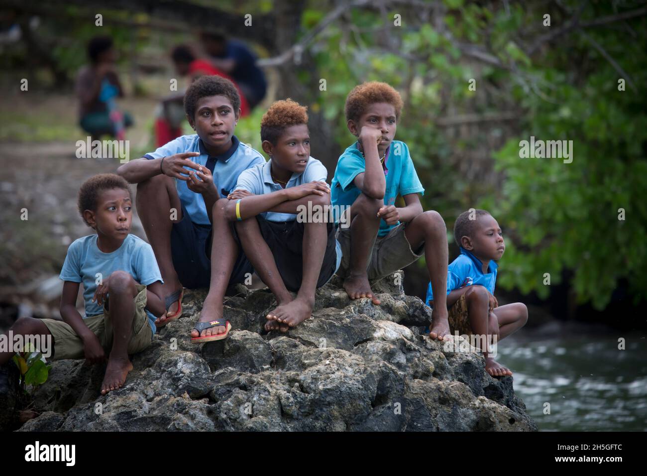 Une foule de villageois se réunissent pour rencontrer des invités à l'île Tuam de Siassi, en Papouasie-Nouvelle-Guinée; à l'île Tuam, aux îles Siassi, en Papouasie-Nouvelle-Guinée Banque D'Images
