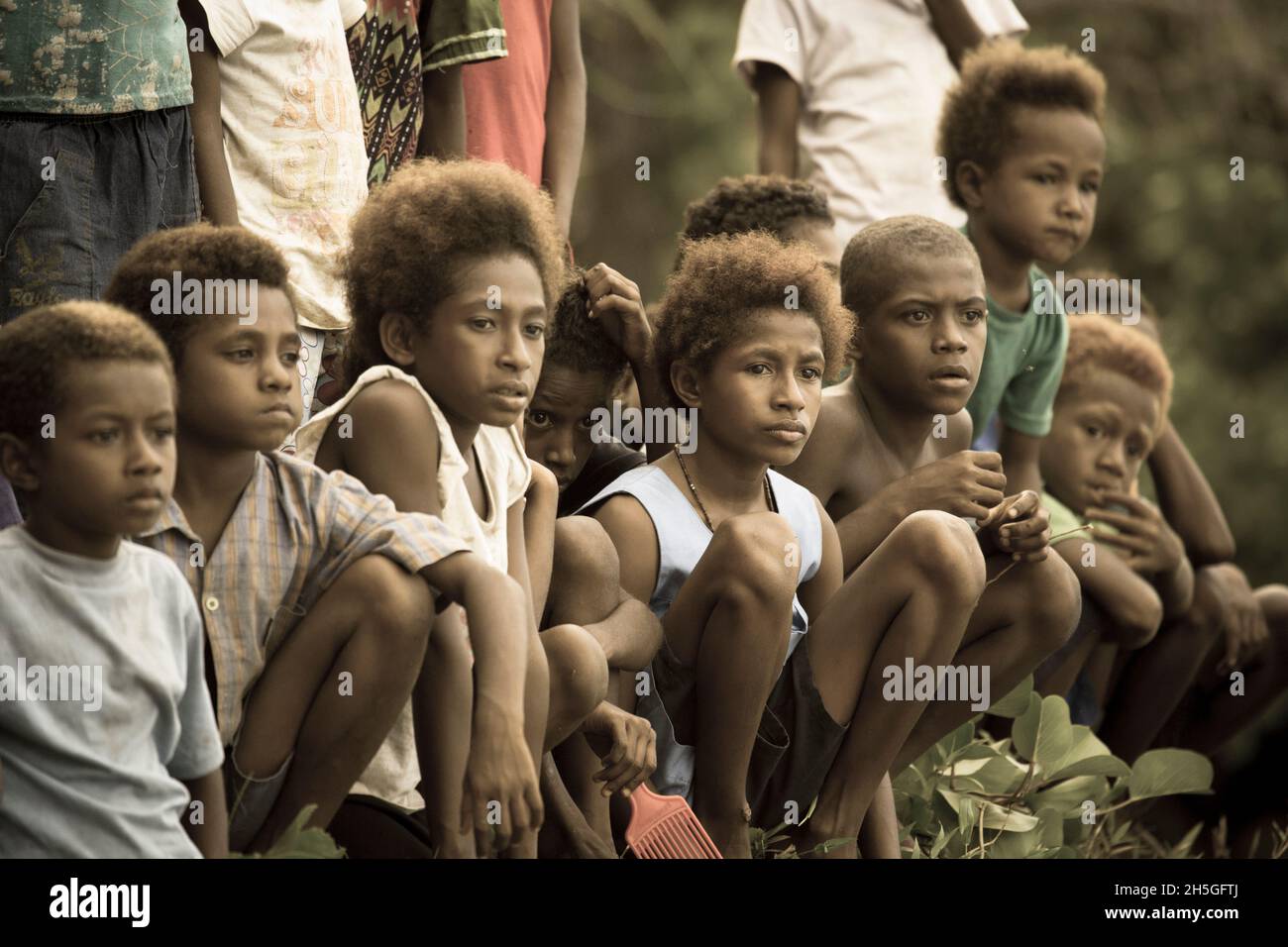 Une foule de villageois se réunissent pour rencontrer des invités à l'île Tuam de Siassi, en Papouasie-Nouvelle-Guinée; à l'île Tuam, aux îles Siassi, en Papouasie-Nouvelle-Guinée Banque D'Images
