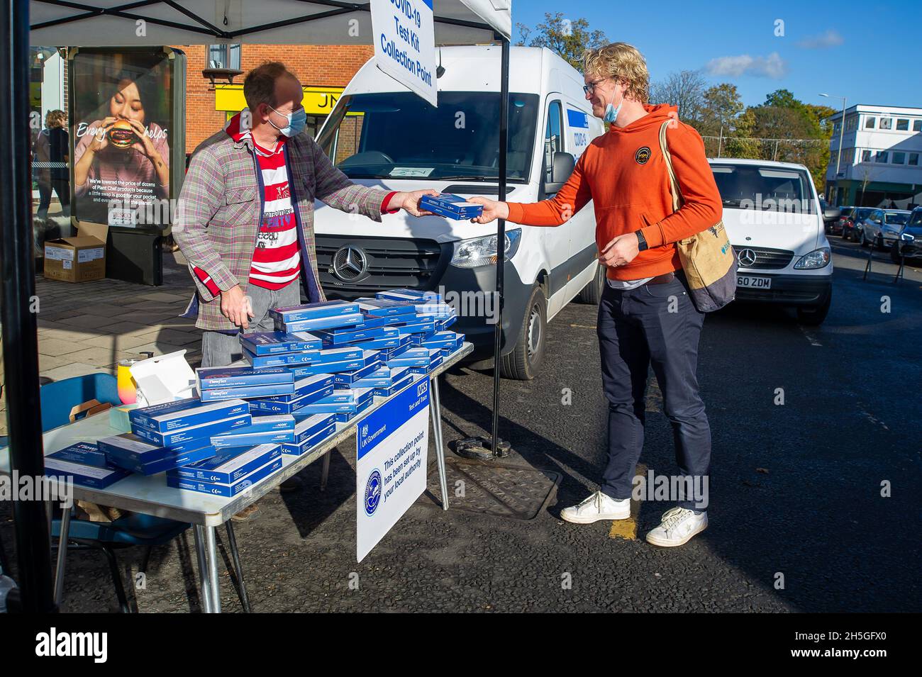 Amersham, Buckinghamshire, Royaume-Uni.9 novembre 2021.Les kits de test de débit latéral Covid-19 étaient remis aux acheteurs aujourd'hui sur le marché hebdomadaire Amersham.Crédit : Maureen McLean/Alay Live News Banque D'Images