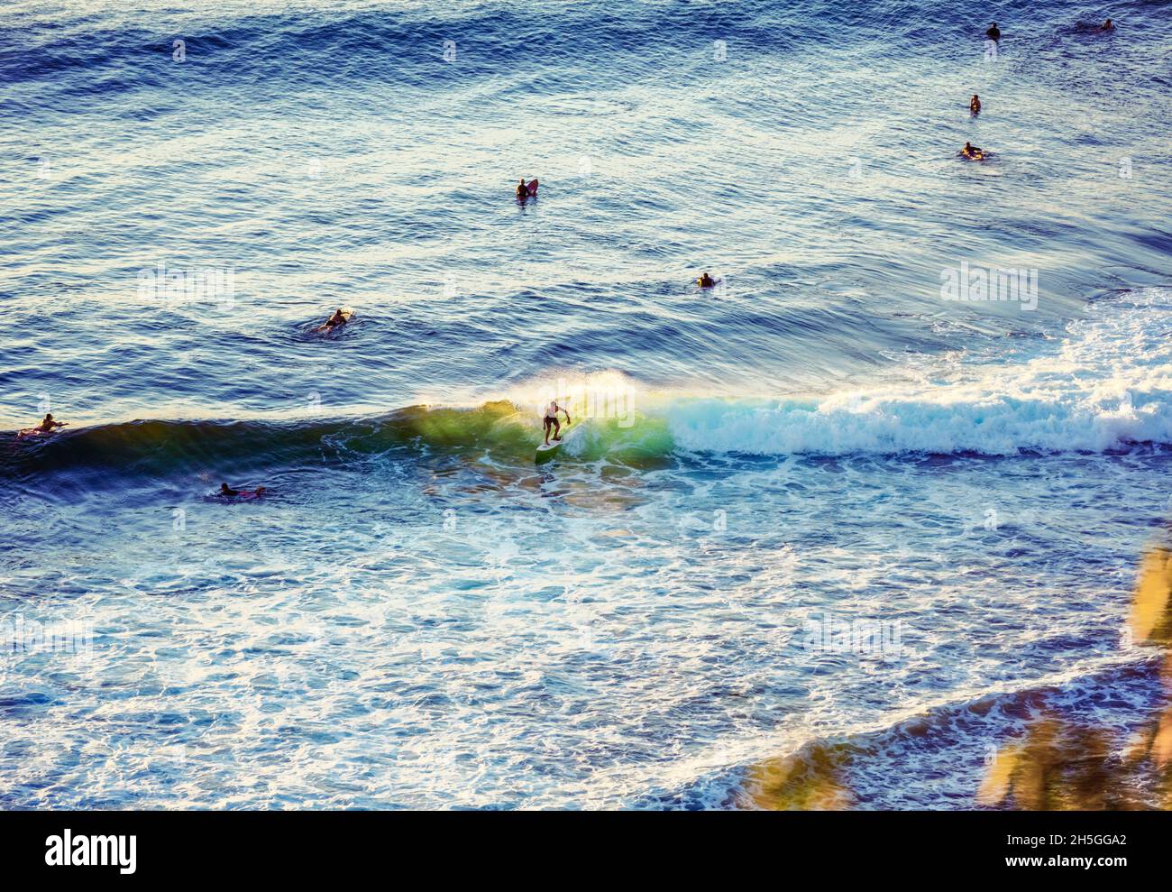 Les surfeurs attrapent des vagues le long de la côte de Maui à Surf's Up ; la baie de la ville de Macua, Maui, hawaii, États-Unis d'Amérique Banque D'Images