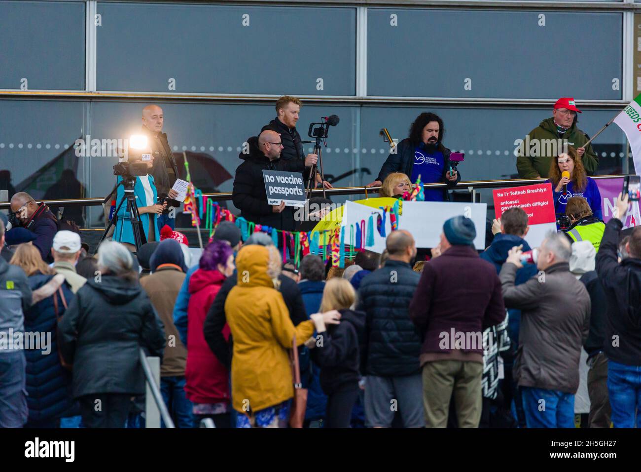 CARDIFF, PAYS DE GALLES - NOVEMBRE 09 2021 : les manifestants se réunissent sur les marches du Parlement gallois à Cardiff pour manifester contre les passeports vaccinaux Banque D'Images