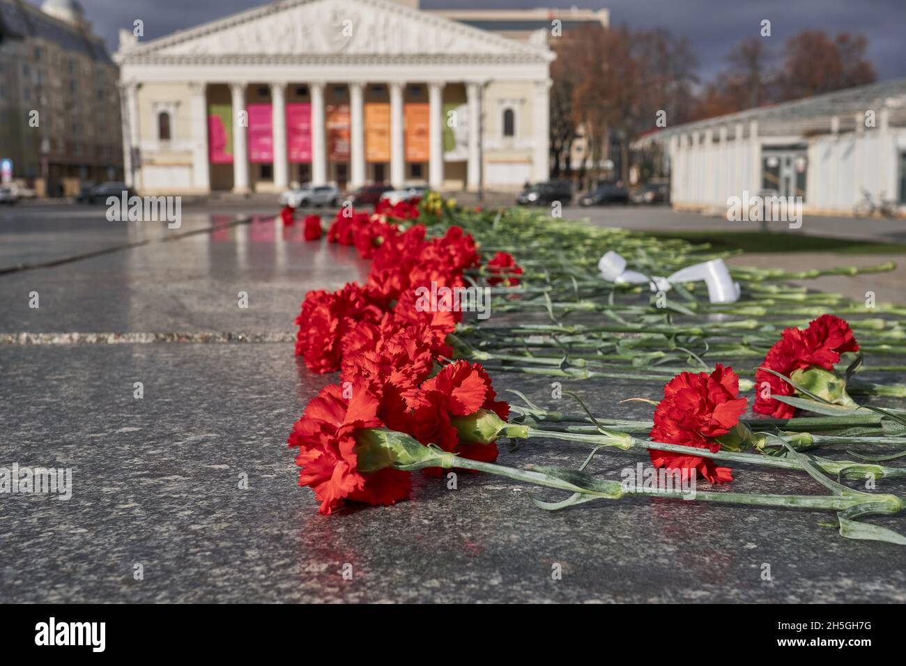 Voronezh, Russie.7 novembre 2021.Des œillets rouges fraiches posés sur la place Lénine à l'occasion du 104e anniversaire de la Révolution du 1917 octobre. À l'occasion du 104e anniversaire de la Révolution socialiste du Grand octobre de 1917, le gouvernement russe a profité d'une situation épidémiologique difficile pour interdire aux citoyens de se réunir pour des rassemblements.Mais à Voronezh, les militants communistes ont organisé une série d'actions.Le gouvernement bourgeois combat la mémoire historique du peuple depuis 30 ans.Tout d'abord, le 7 novembre, il a été interdit de célébrer l'anniversaire de la Révolution dans l'État Banque D'Images