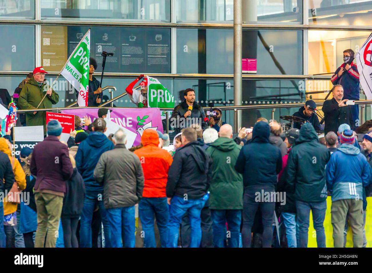 CARDIFF, PAYS DE GALLES - NOVEMBRE 09 2021 : les manifestants se réunissent sur les marches du Parlement gallois à Cardiff pour manifester contre les passeports vaccinaux Banque D'Images