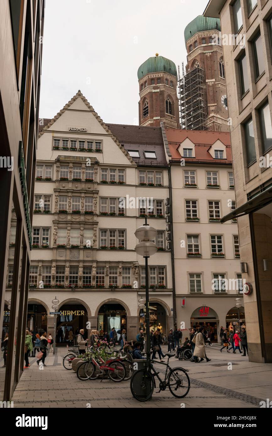 22 mai 2019 Munich, Allemagne - Centre commercial de Munich, Frauenkirche, rues étroites de Mitte Banque D'Images