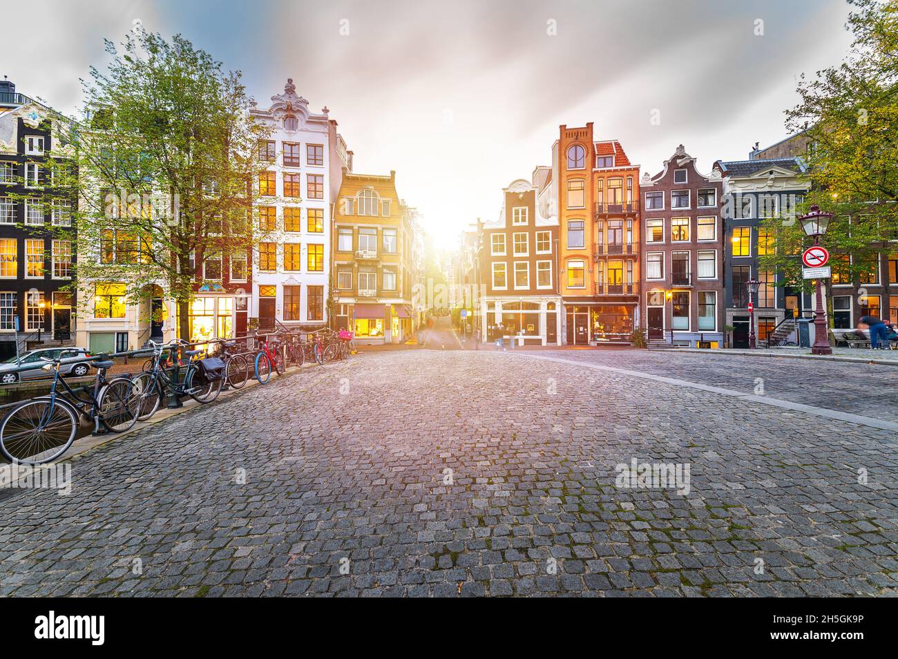 Horizon d'Amsterdam avec maisons traditionnelles hollandaises au coucher du soleil, Hollande, pays-Bas Banque D'Images